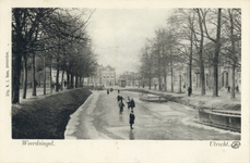 2459 Gezicht op de dichtgevroren Stadsbuitengracht te Utrecht met enkele schaatsers; rechts enkele huizen aan de ...